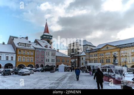 Jicin, Tschechische Republik-Januar 22,2022.Stadtdenkmal Reservierung der tschechischen historischen Stadt in Böhmisches Paradies.Rechteckiger Platz mit Arkade Renaissance Stockfoto