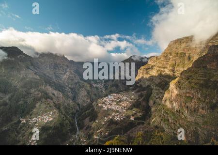 Sehr bekanntes Touristenziel, Curral das freiras, ein Dorf in den Bergen mit minimalem Sonnenlicht. Luftaufnahme des Tals der Nonnen bei su Stockfoto