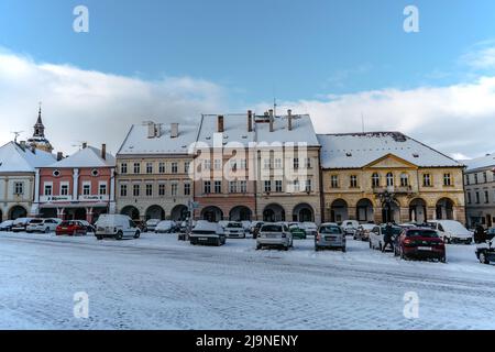 Jicin, Tschechische Republik-Januar 22,2022.Stadtdenkmal Reservierung der tschechischen historischen Stadt in Böhmisches Paradies.Rechteckiger Platz mit Arkade Renaissance Stockfoto