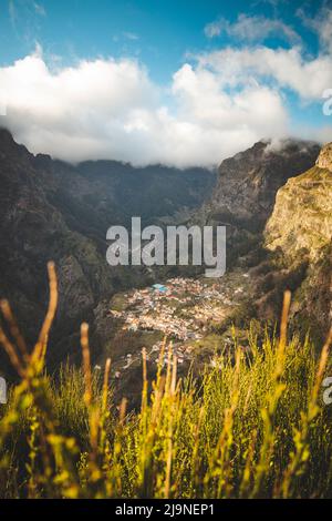 Sehr bekanntes Touristenziel, Curral das freiras, ein Dorf in den Bergen mit minimalem Sonnenlicht. Luftaufnahme des Tals der Nonnen bei su Stockfoto