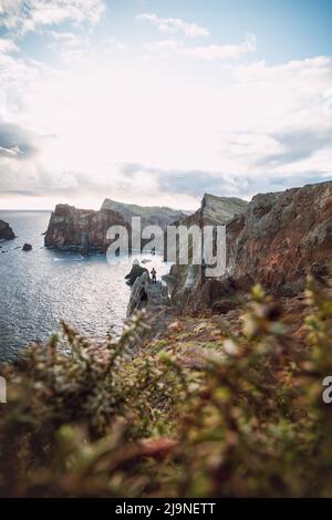 Leidenschaftlicher Reisender und Wanderer entdeckt bei Sonnenaufgang die Schönheit der ponta de sao lourenco-Region auf der Insel Madeira, Portugal. Ein Blick auf einen Teil von Stockfoto