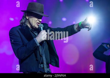 Schwerin, Deutschland. 24.. Mai 2022. Udo Lindenberg singt beim ersten Konzert der neuen Tournee 'Udopium Live 2022' in der Sport- und Kongresshalle. Nach einer erzwungenen Pause von Corona geht der 76-jährige Musiker wieder auf Tournee. Von Mai bis Juli 2022 sind insgesamt 21 Konzerte geplant. Quelle: Jens Büttner/dpa/Alamy Live News Stockfoto