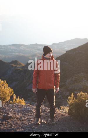 Aktiver und junger Reisender mit einem Lächeln auf dem Gesicht genießt den Blick vom Pico Ruivo, dem höchsten Berg der portugiesischen Insel Madeira. Portrai Stockfoto