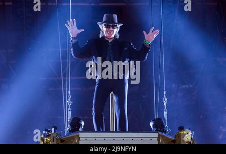 Schwerin, Deutschland. 24.. Mai 2022. Udo Lindenberg tanzt beim ersten Konzert der neuen Tournee 'Udopium Live 2022' in der Sport- und Kongresshalle. Nach einer erzwungenen Pause von Corona geht der 76-jährige Musiker wieder auf Tournee. Von Mai bis Juli 2022 sind insgesamt 21 Konzerte geplant. Quelle: Jens Büttner/dpa/Alamy Live News Stockfoto