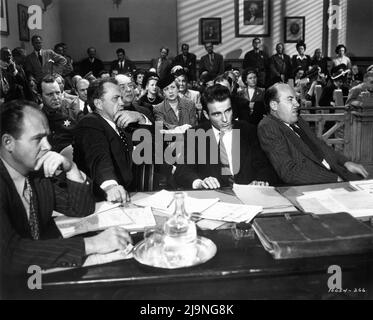 MONTGOMERY CLIFT und FRED CLARK in A PLACE IN THE SUN 1951 Regisseur / Produzent GEORGE STEVENS aus dem Roman an American Tragedy von Theodore Dreiser Musik Franz Waxman Kostümdesign Edith Head Paramount Picturms Stockfoto