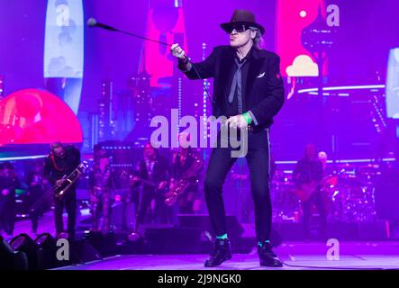 Schwerin, Deutschland. 24.. Mai 2022. Udo Lindenberg singt beim ersten Konzert der neuen Tournee 'Udopium Live 2022' in der Sport- und Kongresshalle. Nach einer erzwungenen Pause von Corona geht der 76-jährige Musiker wieder auf Tournee. Von Mai bis Juli 2022 sind insgesamt 21 Konzerte geplant. Quelle: Jens Büttner/dpa/Alamy Live News Stockfoto