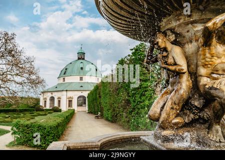 Kromeriz, Tschechische Republik-Mai 3,2022.Brunnen im Blumengarten im barocken französischen Stil gebaut, in der UNESCO-Welterbeliste enthalten.Labyrinth aus grünen w Stockfoto
