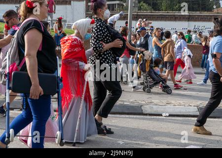 Frauen verschiedener Generationen, die an den feierlichkeiten in san isidro in madrid mit typischen Chulapas-Kostümen teilnehmen Stockfoto