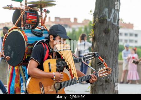 Madrid,Spanien;05152022:lateinischer Straßenmusiker, der vier Instrumente gleichzeitig spielt Stockfoto