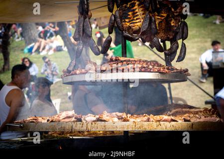 Grillen Sie mit Chorizo, Blutwurst und Speck an einem Fast-Food-Stand im Freien bei den San isidro Festlichkeiten in madrid, spanien Stockfoto