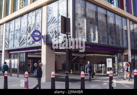 London, Großbritannien. 24. Mai 2022. Die neu erbaute Farringdon Elizabeth Line Station. Die neue Londoner Crossrail-Bahn- und U-Bahn-Linie wurde nach zahlreichen Verspätungen endlich eröffnet. Der Bau der Linie begann 2009 und sollte ursprünglich 2018 eröffnet werden. Stockfoto