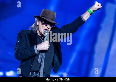 Schwerin, Deutschland. 24.. Mai 2022. Udo Lindenberg singt beim ersten Konzert der neuen Tournee 'Udopium Live 2022' in der Sport- und Kongresshalle. Nach einer erzwungenen Pause von Corona geht der 76-jährige Musiker wieder auf Tournee. Von Mai bis Juli 2022 sind insgesamt 21 Konzerte geplant. Quelle: Jens Büttner/dpa/Alamy Live News Stockfoto