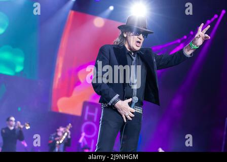 Schwerin, Deutschland. 24.. Mai 2022. Udo Lindenberg singt beim ersten Konzert der neuen Tournee 'Udopium Live 2022' in der Sport- und Kongresshalle. Nach einer erzwungenen Pause von Corona geht der 76-jährige Musiker wieder auf Tournee. Von Mai bis Juli 2022 sind insgesamt 21 Konzerte geplant. Quelle: Jens Büttner/dpa/Alamy Live News Stockfoto