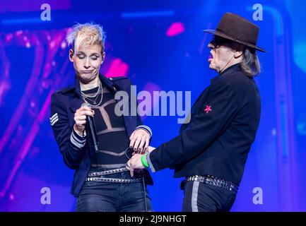 Schwerin, Deutschland. 24.. Mai 2022. Udo Lindenberg singt beim ersten Konzert der neuen Tournee 'Udopium Live 2022' in der Sport- und Kongresshalle. Nach einer erzwungenen Pause von Corona geht der 76-jährige Musiker wieder auf Tournee. Von Mai bis Juli 2022 sind insgesamt 21 Konzerte geplant. Quelle: Jens Büttner/dpa/Alamy Live News Stockfoto