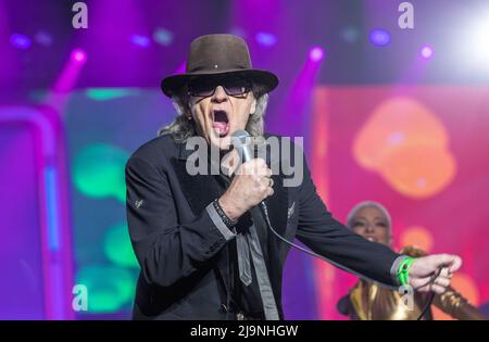 Schwerin, Deutschland. 24.. Mai 2022. Udo Lindenberg singt beim ersten Konzert der neuen Tournee 'Udopium Live 2022' in der Sport- und Kongresshalle. Nach einer erzwungenen Pause von Corona geht der 76-jährige Musiker wieder auf Tournee. Von Mai bis Juli 2022 sind insgesamt 21 Konzerte geplant. Quelle: Jens Büttner/dpa/Alamy Live News Stockfoto