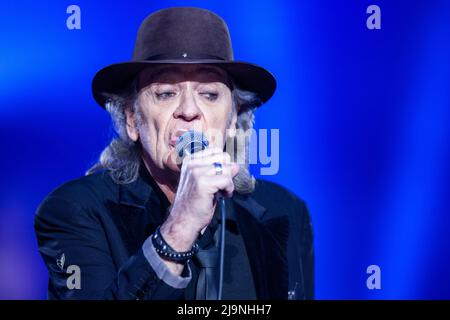 Schwerin, Deutschland. 24.. Mai 2022. Udo Lindenberg singt beim ersten Konzert der neuen Tournee 'Udopium Live 2022' in der Sport- und Kongresshalle. Nach einer erzwungenen Pause von Corona geht der 76-jährige Musiker wieder auf Tournee. Von Mai bis Juli 2022 sind insgesamt 21 Konzerte geplant. Quelle: Jens Büttner/dpa/Alamy Live News Stockfoto