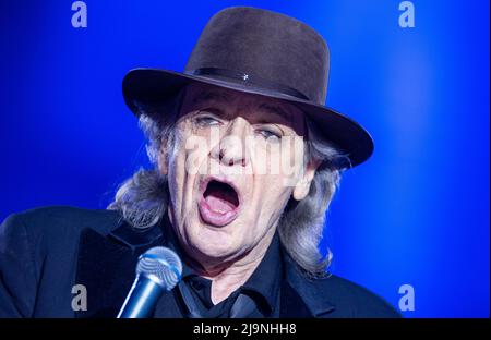 Schwerin, Deutschland. 24.. Mai 2022. Udo Lindenberg singt beim ersten Konzert der neuen Tournee 'Udopium Live 2022' in der Sport- und Kongresshalle. Nach einer erzwungenen Pause von Corona geht der 76-jährige Musiker wieder auf Tournee. Von Mai bis Juli 2022 sind insgesamt 21 Konzerte geplant. Quelle: Jens Büttner/dpa/Alamy Live News Stockfoto
