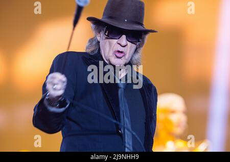 Schwerin, Deutschland. 24.. Mai 2022. Udo Lindenberg tanzt beim ersten Konzert der neuen Tournee 'Udopium Live 2022' in der Sport- und Kongresshalle. Nach einer erzwungenen Pause von Corona geht der 76-jährige Musiker wieder auf Tournee. Von Mai bis Juli 2022 sind insgesamt 21 Konzerte geplant. Quelle: Jens Büttner/dpa/Alamy Live News Stockfoto