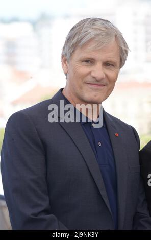 24. Mai 2022, CANNES, Frankreich: CANNES, FRANKREICH - 24 2022. MAI: Viggo Mortensen nimmt an der Fotozelle für "Verbrechen der Zukunft" Teil, die am 24. Mai 75. im Palais des Festivals in Cannes, Frankreich, auf dem jährlichen Filmfestival in Cannes stattfindet. (Bild: © Frederick Injimbert/ZUMA Press Wire) Stockfoto