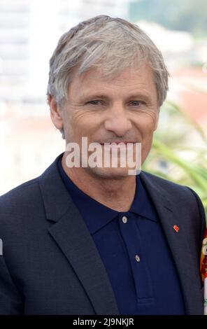 24. Mai 2022, CANNES, Frankreich: CANNES, FRANKREICH - 24 2022. MAI: Viggo Mortensen nimmt an der Fotozelle für "Verbrechen der Zukunft" Teil, die am 24. Mai 75. im Palais des Festivals in Cannes, Frankreich, auf dem jährlichen Filmfestival in Cannes stattfindet. (Bild: © Frederick Injimbert/ZUMA Press Wire) Stockfoto