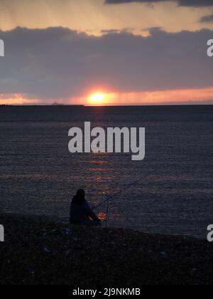 Sheerness, Kent, Großbritannien. 24.. Mai 2022. UK Wetter: Sonnenuntergang in Sheerness, Kent. Kredit: James Bell/Alamy Live Nachrichten Stockfoto