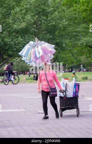 An einem milden Frühlingstag verkauft ein Verkäufer im Flushing Meadows Corona Park in Queens, New York City, Zuckerwatte und Outdoor-Spielzeug. Stockfoto