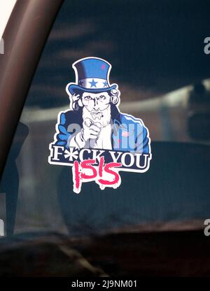 Ein Aufkleber auf der Heckscheibe eines Autos mit einer Figur von Onkel Sam mit der Aufschrift „F*uck You Isis“. Auf einem Parkplatz in Queens, New york. Stockfoto