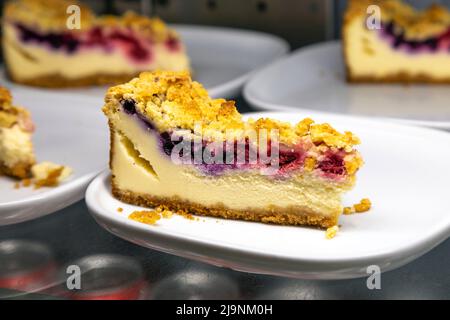 Himbeere und Heidelbeere Käsekuchen Scheiben bei Ikea Stockfoto