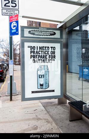 Eine skurrile, witzige, respektlos-skurrile Werbung für Hafermilch in einer Busstation in Astoria, Queens, New York Stockfoto