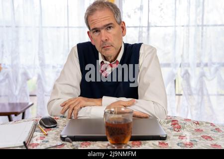 Ermüdete Geschäftsmann besorgt über die Zukunft mit nach einem Tag Von zu Hause aus arbeiten Stockfoto