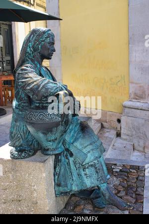 Bronzestatue einer Frau in traditioneller portugiesischer Tracht im historischen Zentrum von Coimbra, Portugal. Stockfoto