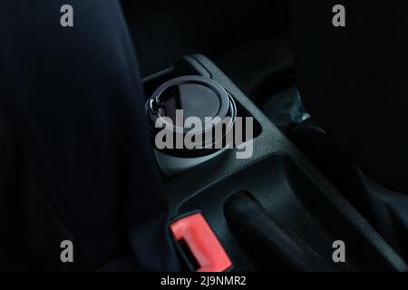 Kaffeeglas im Getränkehalter des Autos aus nächster Nähe Stockfoto