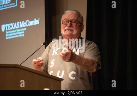 Austin, TX, USA. 5.. Mai 2022. Der ehemalige polnische Präsident Lech Walesa spricht mit dem Polnischen Club und lud Gäste an die Universität von Texas ein. Walesa (geboren am 29. September 1943) ist ein polnischer Staatsmann, Dissident und Friedensnobelpreisträger, der von 1990 bis 1995 als Präsident Polens fungierte. Walesa wurde der erste demokratisch gewählte Präsident Polens seit 1926 und der erste, der jemals durch Volksabstimmung gewählt wurde. Walesa, eine Werftelektrikerin, wurde zum Anführer der polnischen Solidaritätsbewegung und führte eine erfolgreiche prodemokratische Anstrengung durch, die 1989 die kommunistische Herrschaft und die ush beendete Stockfoto