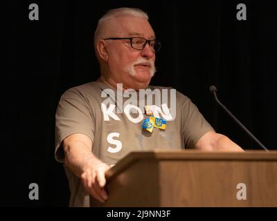 Austin, TX, USA. 5.. Mai 2022. Der ehemalige polnische Präsident Lech Walesa spricht mit dem Polnischen Club und lud Gäste an die Universität von Texas ein. Walesa (geboren am 29. September 1943) ist ein polnischer Staatsmann, Dissident und Friedensnobelpreisträger, der von 1990 bis 1995 als Präsident Polens fungierte. Walesa wurde der erste demokratisch gewählte Präsident Polens seit 1926 und der erste, der jemals durch Volksabstimmung gewählt wurde. Walesa, eine Werftelektrikerin, wurde zum Anführer der polnischen Solidaritätsbewegung und führte eine erfolgreiche prodemokratische Anstrengung durch, die 1989 die kommunistische Herrschaft und die ush beendete Stockfoto