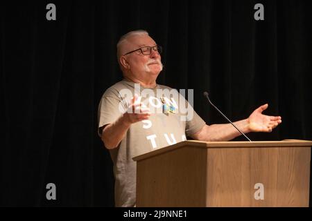 Austin, TX, USA. 5.. Mai 2022. Der ehemalige polnische Präsident Lech Walesa spricht mit dem Polnischen Club und lud Gäste an die Universität von Texas ein. Walesa (geboren am 29. September 1943) ist ein polnischer Staatsmann, Dissident und Friedensnobelpreisträger, der von 1990 bis 1995 als Präsident Polens fungierte. Walesa wurde der erste demokratisch gewählte Präsident Polens seit 1926 und der erste, der jemals durch Volksabstimmung gewählt wurde. Walesa, eine Werftelektrikerin, wurde zum Anführer der polnischen Solidaritätsbewegung und führte eine erfolgreiche prodemokratische Anstrengung durch, die 1989 die kommunistische Herrschaft und die ush beendete Stockfoto