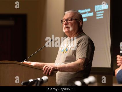 Austin, TX, USA. 5.. Mai 2022. Der ehemalige polnische Präsident Lech Walesa spricht mit dem Polnischen Club und lud Gäste an die Universität von Texas ein. Walesa (geboren am 29. September 1943) ist ein polnischer Staatsmann, Dissident und Friedensnobelpreisträger, der von 1990 bis 1995 als Präsident Polens fungierte. Walesa wurde der erste demokratisch gewählte Präsident Polens seit 1926 und der erste, der jemals durch Volksabstimmung gewählt wurde. Walesa, eine Werftelektrikerin, wurde zum Anführer der polnischen Solidaritätsbewegung und führte eine erfolgreiche prodemokratische Anstrengung durch, die 1989 die kommunistische Herrschaft und die ush beendete Stockfoto