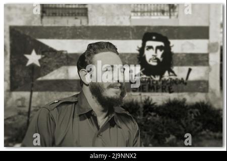 Ein Foto von Fidel Castro, dem Führer der kubanischen Revolution, vor dem Hintergrund eines Wandbildes, auf dem Commander Che Guevara gemalt ist. Stockfoto