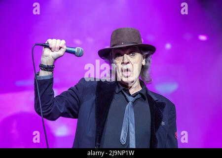 Schwerin, Deutschland. 24.. Mai 2022. Udo Lindenberg singt beim ersten Konzert der neuen Tournee 'Udopium Live 2022' in der Sport- und Kongresshalle. Nach einer erzwungenen Pause von Corona geht der 76-jährige Musiker wieder auf Tournee. Von Mai bis Juli 2022 sind insgesamt 21 Konzerte geplant. Quelle: Jens Büttner/dpa/Alamy Live News Stockfoto