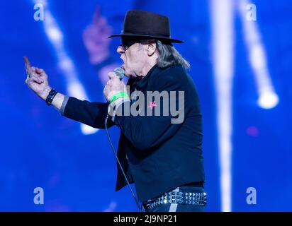 Schwerin, Deutschland. 24.. Mai 2022. Udo Lindenberg singt beim ersten Konzert der neuen Tournee 'Udopium Live 2022' in der Sport- und Kongresshalle. Nach einer erzwungenen Pause von Corona geht der 76-jährige Musiker wieder auf Tournee. Von Mai bis Juli 2022 sind insgesamt 21 Konzerte geplant. Quelle: Jens Büttner/dpa/Alamy Live News Stockfoto