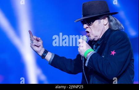 Schwerin, Deutschland. 24.. Mai 2022. Udo Lindenberg singt beim ersten Konzert der neuen Tournee 'Udopium Live 2022' in der Sport- und Kongresshalle. Nach einer erzwungenen Pause von Corona geht der 76-jährige Musiker wieder auf Tournee. Von Mai bis Juli 2022 sind insgesamt 21 Konzerte geplant. Quelle: Jens Büttner/dpa/Alamy Live News Stockfoto