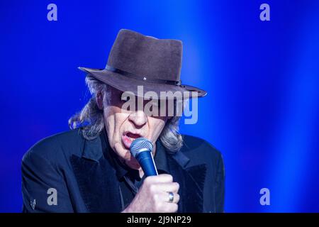 Schwerin, Deutschland. 24.. Mai 2022. Udo Lindenberg singt beim ersten Konzert der neuen Tournee 'Udopium Live 2022' in der Sport- und Kongresshalle. Nach einer erzwungenen Pause von Corona geht der 76-jährige Musiker wieder auf Tournee. Von Mai bis Juli 2022 sind insgesamt 21 Konzerte geplant. Quelle: Jens Büttner/dpa/Alamy Live News Stockfoto