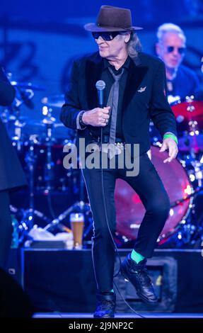 Schwerin, Deutschland. 24.. Mai 2022. Udo Lindenberg singt beim ersten Konzert der neuen Tournee 'Udopium Live 2022' in der Sport- und Kongresshalle. Nach einer erzwungenen Pause von Corona geht der 76-jährige Musiker wieder auf Tournee. Von Mai bis Juli 2022 sind insgesamt 21 Konzerte geplant. Quelle: Jens Büttner/dpa/Alamy Live News Stockfoto