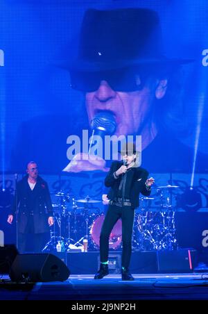 Schwerin, Deutschland. 24.. Mai 2022. Udo Lindenberg singt beim ersten Konzert der neuen Tournee 'Udopium Live 2022' in der Sport- und Kongresshalle. Nach einer erzwungenen Pause von Corona geht der 76-jährige Musiker wieder auf Tournee. Von Mai bis Juli 2022 sind insgesamt 21 Konzerte geplant. Quelle: Jens Büttner/dpa/Alamy Live News Stockfoto