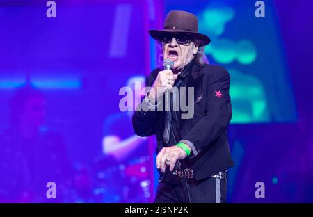 Schwerin, Deutschland. 24.. Mai 2022. Udo Lindenberg singt beim ersten Konzert der neuen Tournee 'Udopium Live 2022' in der Sport- und Kongresshalle. Nach einer erzwungenen Pause von Corona geht der 76-jährige Musiker wieder auf Tournee. Von Mai bis Juli 2022 sind insgesamt 21 Konzerte geplant. Quelle: Jens Büttner/dpa/Alamy Live News Stockfoto