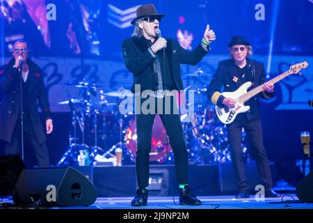 Schwerin, Deutschland. 24.. Mai 2022. Udo Lindenberg singt beim ersten Konzert der neuen Tournee 'Udopium Live 2022' in der Sport- und Kongresshalle. Nach einer erzwungenen Pause von Corona geht der 76-jährige Musiker wieder auf Tournee. Von Mai bis Juli 2022 sind insgesamt 21 Konzerte geplant. Quelle: Jens Büttner/dpa/Alamy Live News Stockfoto