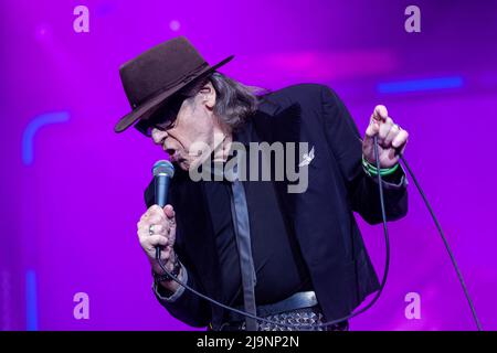 Schwerin, Deutschland. 24.. Mai 2022. Udo Lindenberg singt beim ersten Konzert der neuen Tournee 'Udopium Live 2022' in der Sport- und Kongresshalle. Nach einer erzwungenen Pause von Corona geht der 76-jährige Musiker wieder auf Tournee. Von Mai bis Juli 2022 sind insgesamt 21 Konzerte geplant. Quelle: Jens Büttner/dpa/Alamy Live News Stockfoto