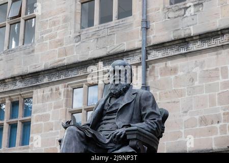 Statue von Charles Darwin vor der Castle Gate Library in Shrewsbury, Shropshire, Großbritannien Stockfoto