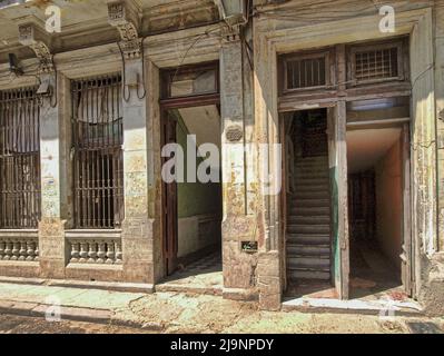 Die andere Seite von Havanna (Kuba), der alte Teil der Stadt, der echte und nicht-touristische Teil, in dem gewöhnliche Menschen leben. Stockfoto