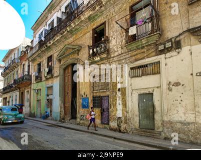 Die andere Seite von Havanna (Kuba), der alte Teil der Stadt, der echte und nicht-touristische Teil, in dem gewöhnliche Menschen leben. Stockfoto