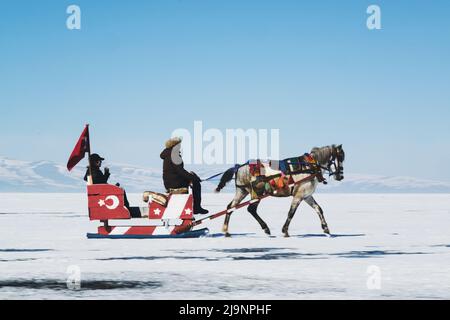 Kars, Türkei - 24. Februar 2022: Schlitten auf dem gefrorenen Cildir-See in der Wintersaison in Kars Türkei Stockfoto